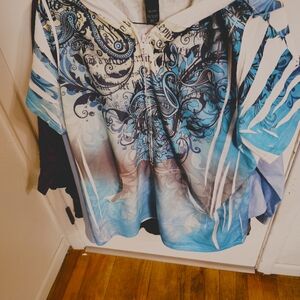 Blue and White Graphic As Hort Sleeved Sweat Shirt.